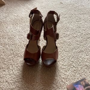 Brown thick strat shoes with open toe